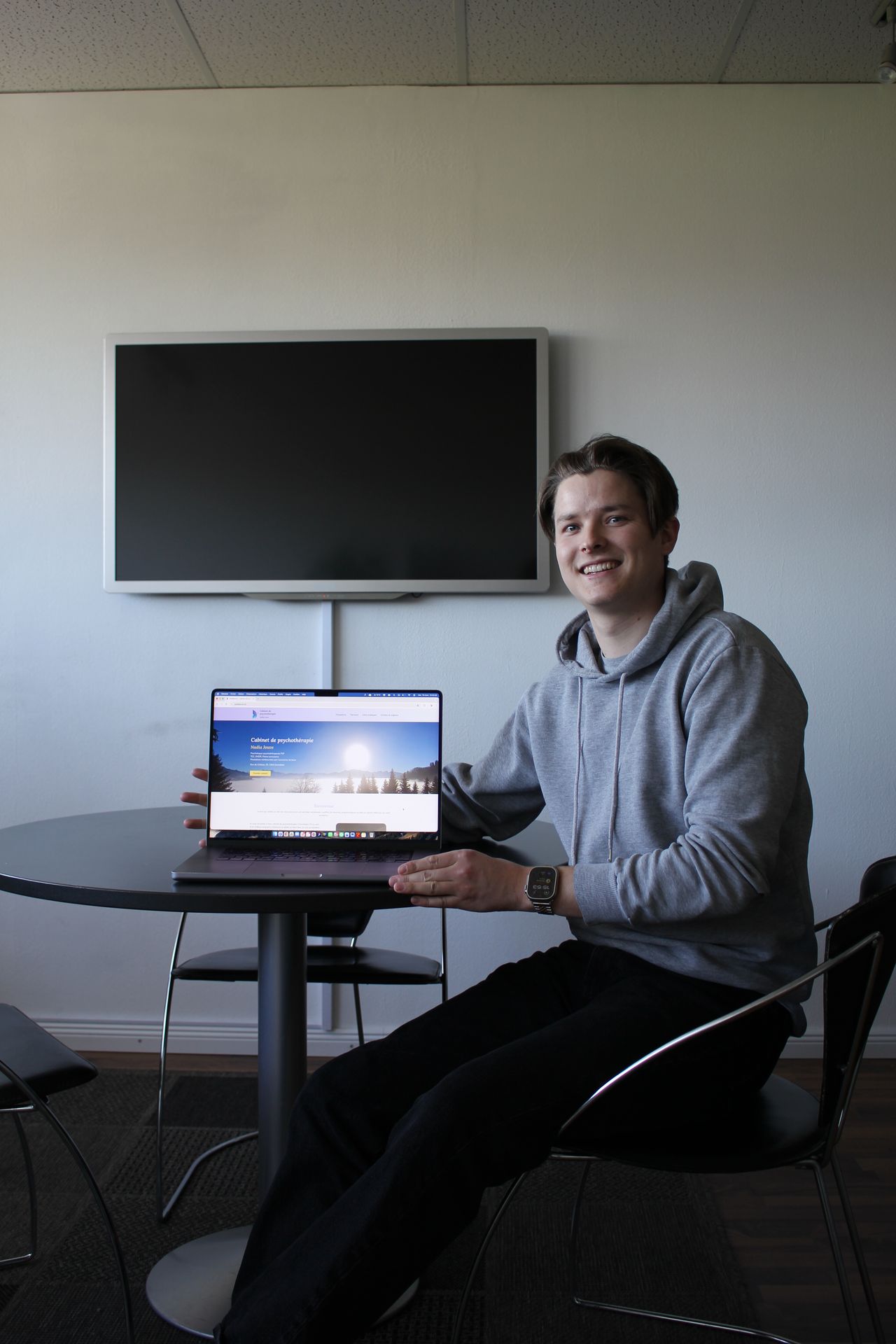 Léo Chollet, présentant un site web